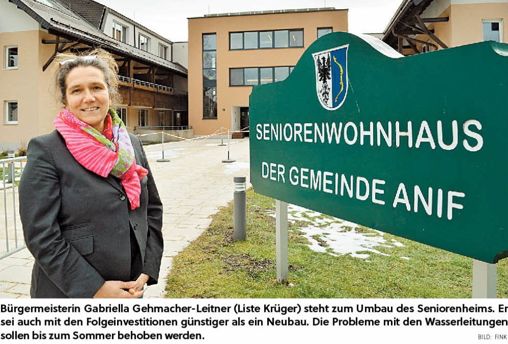 Gabi Gehmacher-Leitner vor Anifer Seniorwohnhaus